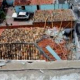 Teto de edifício desaba sobre residência