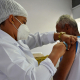 Idosos acima de 70 anos recebem dose de reforço contra a Covid nesta quinta