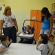 Criança com ossos de vidro ganha cadeira de rodas adaptada