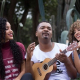 Roberto Kuelho lança clipe com festa de abraços; assista 