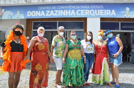 Baile de máscaras celebra aniversário do Centro de Convivência Dona Zazinha
