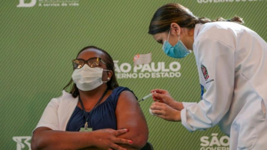 Enfermeira Mônica Calazans é a primeira vacinada do país