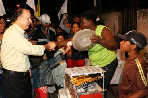 Começou: José Ronaldo inicia campanha com caminhada no Jussara