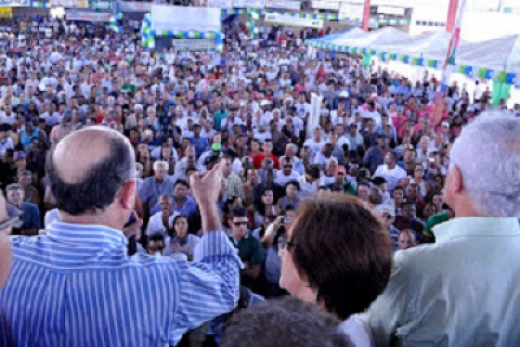 Povo aclama José Ronaldo prefeito