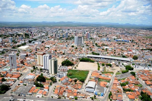 Feira lidera geração de emprego em maio