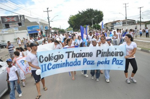 Estudantes vão às ruas em favor da paz