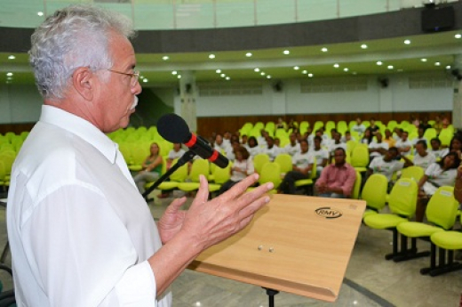 Pré-Vestibular tem aula do vice-prefeito