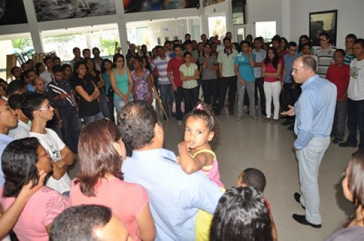 Planetário recebe visita de policiais e estudantes