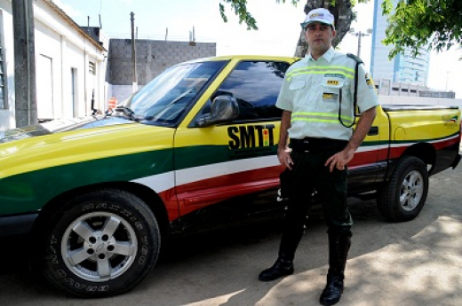 Agentes de trânsito com novo fardamento