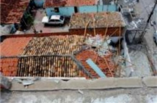 Teto de edifício desaba sobre residência
