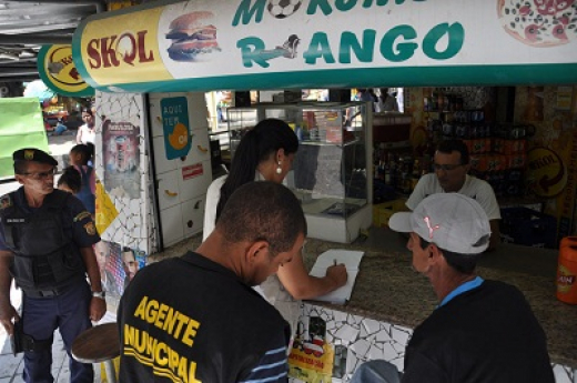 Fiscalizados veículos como ponto comercial