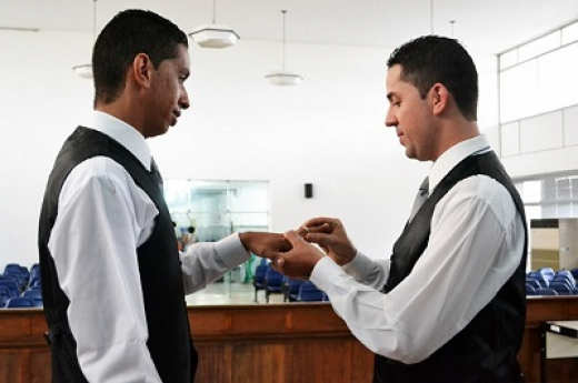 Gays dizem sim e oficializam casamento