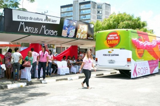 Mulheres participam do Outubro Rosa