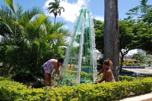 Feira recebe decoração natalina