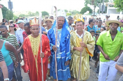 Reisado de São Vicente espalha alegria em Tiquaruçu