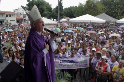 Católicos cruzam a cidade pelo perdão
