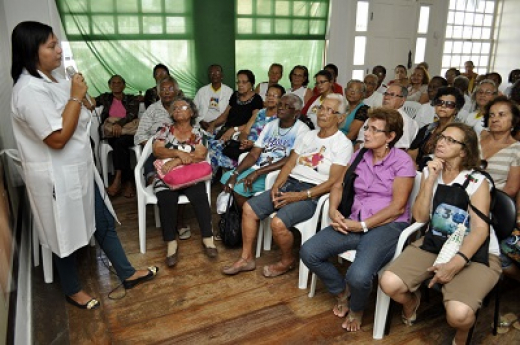 Idosas comemoram Dia das Avós