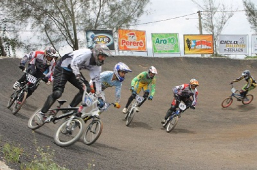 Adrenalina invade a pista de Bicicross