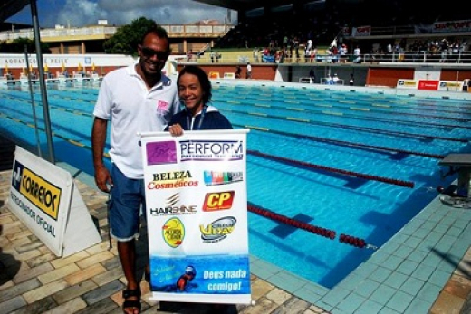 Nadadora feirense é premiada
