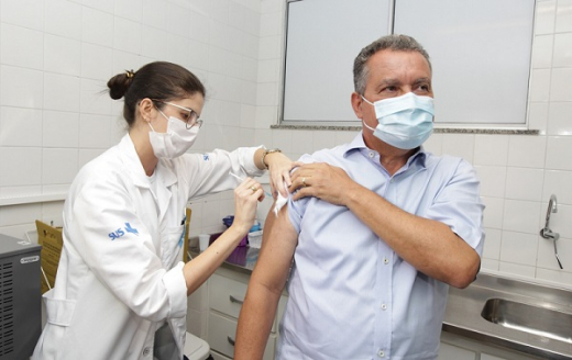 Governador é vacinado contra a Covid-19