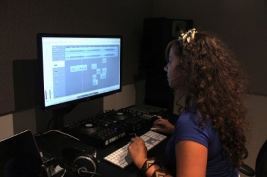 Cândida realiza curso de backing vocal em Salvador