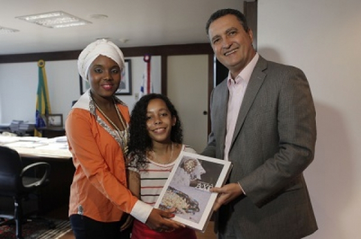 Governador recebe estudantes premiadas em feira internacional