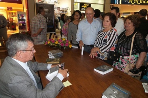 Trajetória política de João Durval registrada em livro