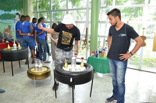 Reciclagem transforma lixo em arte