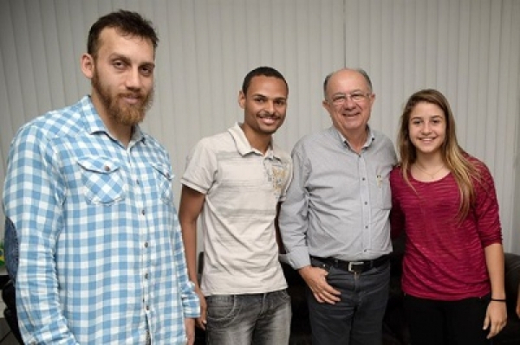 Feirenses campeões mundiais de jiu-jítsu visitam o prefeito