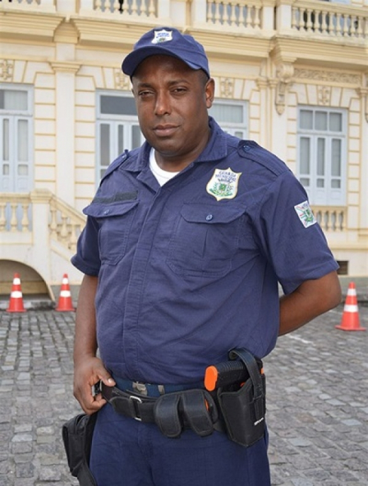 Guardas municipais já portam armas de choque elétrico