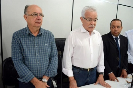  José Ronaldo transmite o cargo ao vice-prefeito