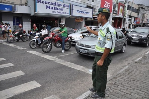 Agente de trânsito autorizado a multar som alto