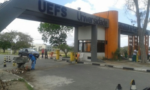 Estudantes da Uefs encerram movimento