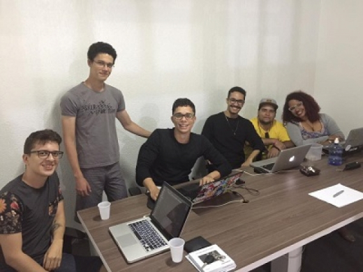 Estudantes de computação trabalham para empresa de Miami
