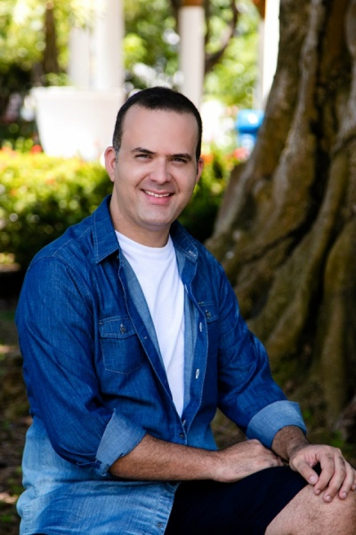 Ricardo Ishmael lança seu primeiro livro