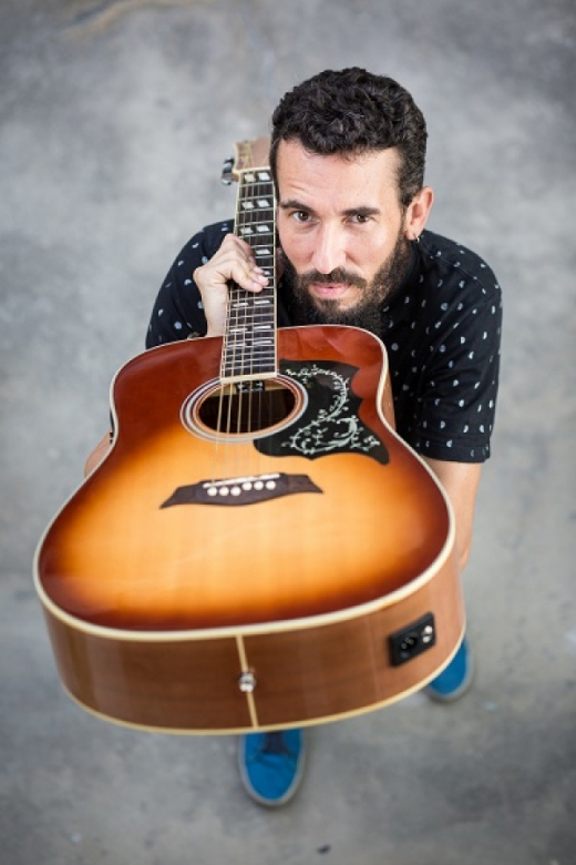 Marcos Clement faz serenata no Projeto Tamar