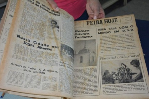 Biblioteca Arnold Silva digitaliza edições antigas de jornais feirenses