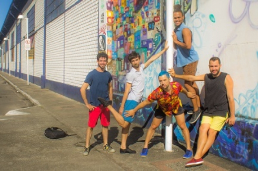 Coletivo propõe dança de salão entre homens gays