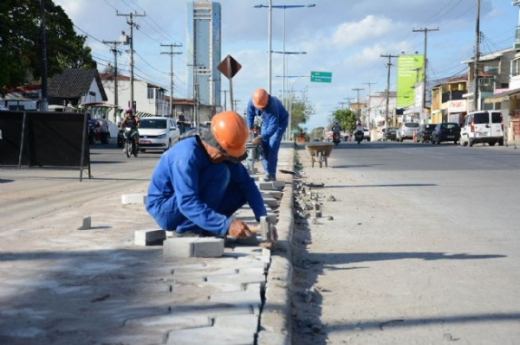 Canteiro central da avenida João Durval ganha piso novo