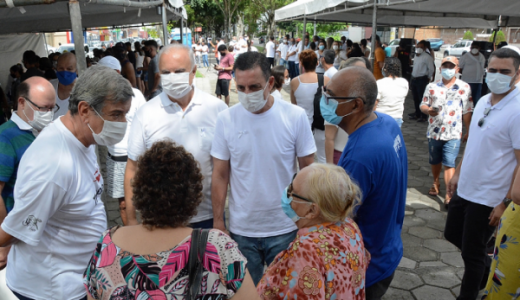 Pela paz, feirenses se reúnem no canteiro da avenida Getúlio Vargas
