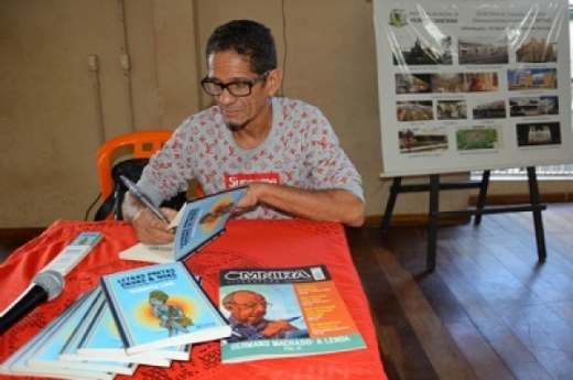 Poesias negras e versos de amor são temas de livro lançado por jornalista em Feira