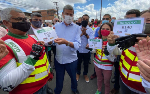 Prefeito entrega alvará de licenciamento aos novos mototaxistas