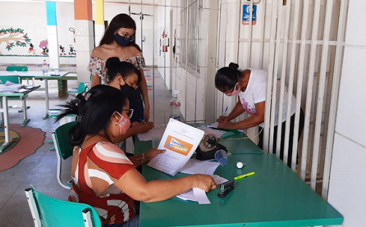 Seduc entrega atividades impressas para alunos nas escolas