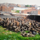 “Área institucional é invadida e transformada em depósito de pneus”, denuncia Marcos Lima