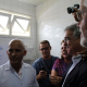 Zé Neto e Jorge Solla visitam o cubano Isoel Gomes, médico do PSF do Viveiros, em Feira
