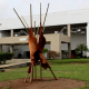 Nova escultura de Juraci Dórea instalada no campus da Uefs   